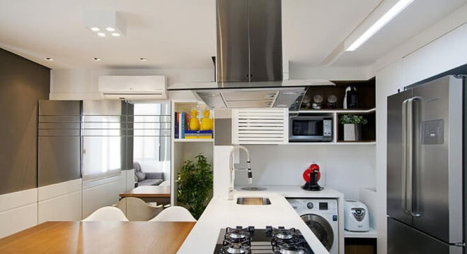 Loft pequeno com cozinha americana cooktop e mesa acoplada Projeto de Joana e Manoela