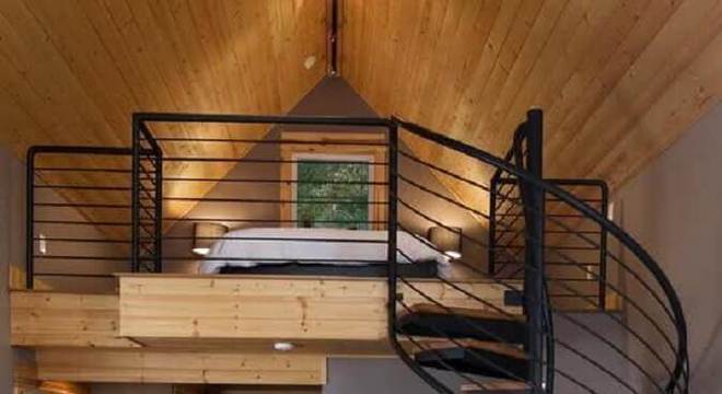 loft pequeno com mezanino de madeira e escada caracol