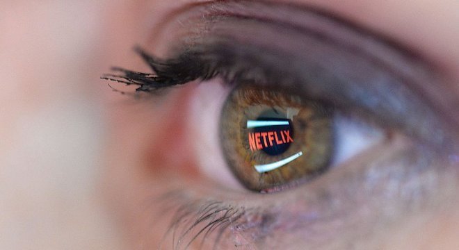 Logo do Netflix refletido no olho de uma pessoa