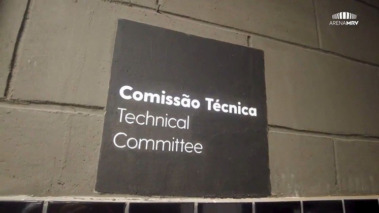 Logo na entrada do vestiário há a sala da comissão técnica, que apesar de serem compartilhadas, podem se tornar individuais.