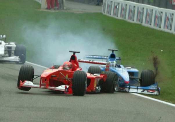 Logo no início, Michael Schumacher e Giancarlo Fisichella se envolveram em um acidente 