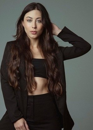 Lóisy Bey em "Reis". Prima da Jade?