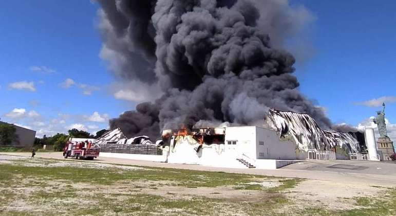 Loja da Havan em Vitória da Conquista é tomada por chamas