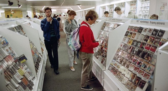 Loja de cassetes em Paris, em 1987; alguns artistas renomados relançaram suas obras nessa mídia