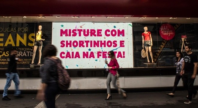 Estabelecimentos comerciais descumprem regras da Lei Cidade Limpa -  11/07/2023 - Cotidiano - Fotografia - Folha de S.Paulo