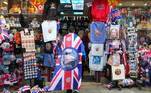 Entre os itens expostos nessas lojas, estão bandeiras estampadas com o rosto de Charles, como nesta da imagem. Os britânicos podem adquirir também bolsas, mochilas, broches, caixinhas, adesivos personalizados ilustrados com a foto do soberano