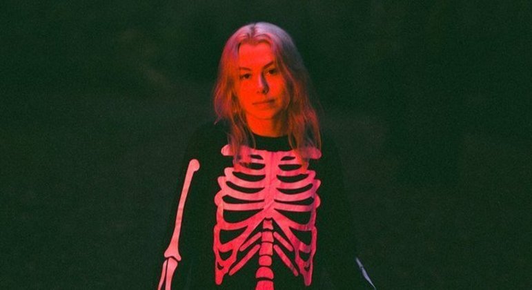 Phoebe se apresentaria no dia 27 de março, último dia do festival