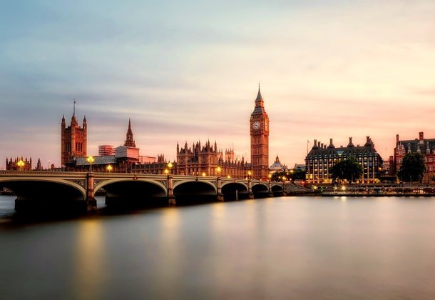 Londres é a capital inglesa, uma das mais importantes da Europa, foco de intenso turismo, uma grande força econômica e cultural. 