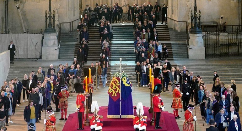 Súditos passam em fila diante do caixão da rainha Elizabeth 2ª, no Westminster Hall 