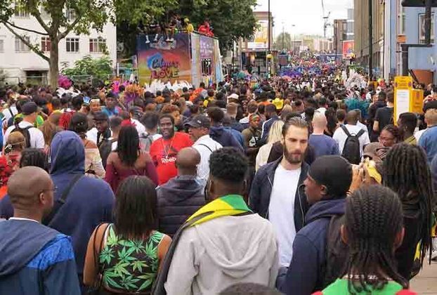 Londres, na Inglaterra - Chamado de Carnaval de Notting Hill, o evento ocorre na capital britânica no fim de agosto, durante o verão, e completou 70 anos em 2023. 