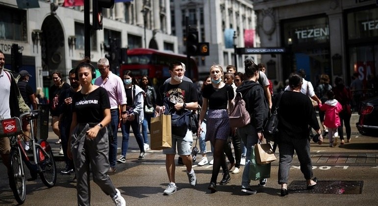 Movimentação em Londres; Inglaterra já tem mais da metade da população vacinada