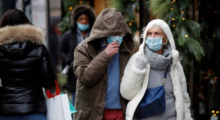 Pedestres caminham pela New Bond Street, em meio à pandemia de Covid-19 em Londres
