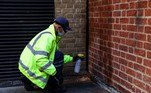 O bairro de Soho, no centro de Londres, famoso por sua vida noturna, está testando um novo método para impedir os homens de urinar na rua, cobrindo as paredes com uma surpreendente 'tinta de xixi' que devolve ao agressor um respingo de sua própria secreção.As autoridades desse bairro com inúmeros bares, restaurantes e teatros propuseram pintar as paredes de uma dezena de lugares estratégicos com esse líquido peculiar