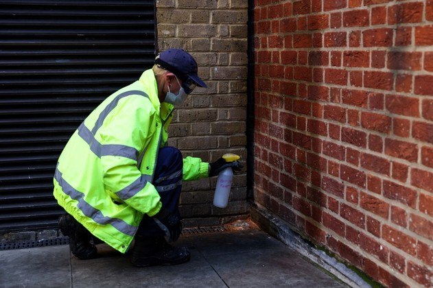 O bairro de Soho, no centro de Londres, famoso por sua vida noturna, está testando um novo método para impedir os homens de urinar na rua, cobrindo as paredes com uma surpreendente 