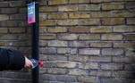 As autoridades locais também pretendem aumentar as multas: atualmente, urinar em público é uma ofensa punível com valor entre 50 e 80 libras (entre R$ 320 e R$ 520). Também instalou mictórios portáteis em vários pontos entre quinta e domingo, quando o Soho fica especialmente lotado.Mas, ao mesmo tempo, diminuiu o número de banheiros públicos permanentes, denuncia Lord. Os dois últimos banheiros subterrâneos da região foram fechados durante a pandemia e ainda não foram reabertos. Há rumores ainda de que um deles vai ser vendido e transformado em bar