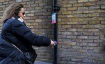 Maus odoresEmbora homens urinando na rua sejam um problema recorrente em muitas áreas noturnas, os moradores do Soho consideram o problema particularmente grave em sua área.Nesse minúsculo bairro do centro da capital britânica existem mais de 400 estabelecimentos licenciados para a venda de bebidas alcoólicas, dos quais cerca de um quarto funcionam até altas horas da madrugada, afirma Tim Lord, que dirige o grupo de bairro