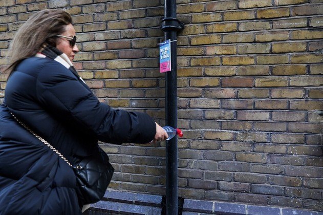 Maus odoresEmbora homens urinando na rua sejam um problema recorrente em muitas áreas noturnas, os moradores do Soho consideram o problema particularmente grave em sua área.Nesse minúsculo bairro do centro da capital britânica existem mais de 400 estabelecimentos licenciados para a venda de bebidas alcoólicas, dos quais cerca de um quarto funcionam até altas horas da madrugada, afirma Tim Lord, que dirige o grupo de bairro