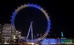 London's Eye, a famosa roda-gigante de Londres, foi iluminada na noite desta sexta-feira com as cores da bandeira ucraniana