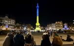 Londres também sediou protestos contra a guerra. Na foto, manifestantes se reúnem na Trafalgar Square, que colocou as cores da Ucrânia no monumento Nelson's Column