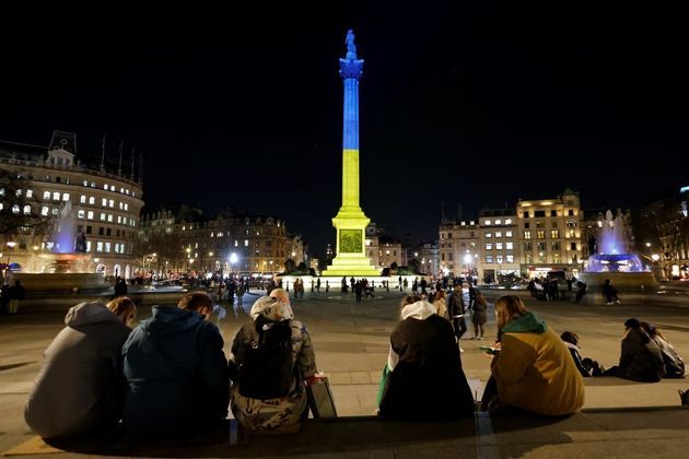 Londres também sediou protestos contra a guerra. Na foto, manifestantes se reúnem na Trafalgar Square, que colocou as cores da Ucrânia no monumento Nelson's Column