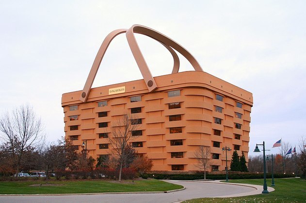 Longaberger Company - EUA - A empresa em Ohio. fabricante e distribuidora de cestas artesanais de madeira, tem o formato do produto, um baita chamariz. Inaugurada em 1973, foi fechada em 2018 e, depois, adquirida por uma empresa que expandiu os negócios, produzindo também móveis, alimentos e joias, entre outros artigos. 