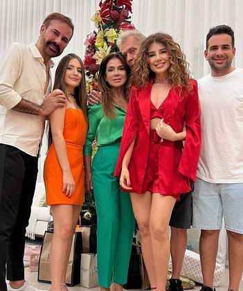 A cantora Paula Fernandes também ficou com o clássico vermelho; com shortinho, blazer e sandálias, ela arrasou ao lado da família 