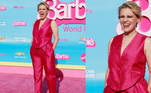 Kate McKinnon é a Barbie que sempre está abrindo um espacate! A australiana optou por usar calça e colete de alfaiataria em um rosa forte e tecido brilhante