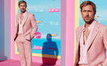 Um dos Ken, Ryan Gosling desfilou um modelito rosa-claro dos pés à cabeça. O ator deixou o peitoral à mostra e um dos detalhes que chamaram a atenção do público foi o colar escolhido, um cordão com pingente com a letra 'E', escrito com a fonte característica da Barbie. Na web, fãs especularam que seria uma homenagem a sua mulher, Eva Mendes