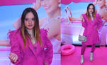 A modelo Maju de Araújo elegeu uma produção glamorosa para a ocasião! Ela combinou um vestido no estilo blazer com meia-calça, ambas as peças em um tom de rosa-forte. Para deixar o look mais despojado, Maju deixou uma parte do sutiã de renda à mostra e finalizou a produção com botas e bolsa de brilho