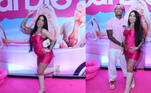 A gravidinha MC Mirella compareceu ao evento acompanhada do namorado, Dynho Alves, e o casal coordenou os looks rosa e branco. A cantora escolheu um vestido tubinho pink sem alças, enquanto o dançarino usou calças brancas com uma camisa polo rosa-bebê