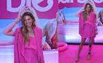 A modelo e influenciadora Paola Antonini escolheu um conjuntinho de saia, camisa e blazer no tom clássico 'rosa Barbie'
