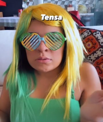 Pequena Lô apareceu tensa nas redes sociais, com peruca e óculos de coração nas cores verde e amarela. Confortável, ela estava de short jeans e regata