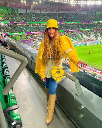 Rafaella Santos, irmã de Neymar, foi assistir ao jogo no estádio toda trabalhada na cor amarela. Ela usou camiseta, calça jeans e jaqueta. Destaque para as botas douradas, o bucket hat e a bolsa de coraçãoVeja também: Tintas, makes e glitter: especialista dá dicas para quem quer pintar a pele para torcer na Copa do Mundo