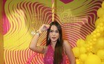 Sarah Andrade também optou por um macacão todo rosa e cintilante. O abadá estava presente na faixa transversal que decorou a peça