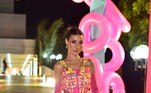 O rosa foi a cor queridinha da noite. Sempre antenada, Bianca Andrade escolheu um cropped estampado com o abadá do evento, luvas e outra tendência do momento que foi bastante escolhida pelas convidadas: a calça de cintura baixa