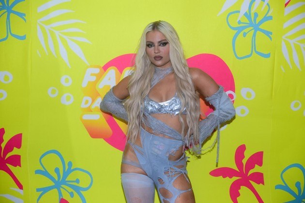 Luisa Sonza foi uma das artistas que animaram os famosos com um show durante a farra. Ela subiu ao palco com um macacão cinza todo recortado e luvas