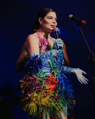 Gkay subiu ao palco arrasadora, com vestido e luvas coloridos, repletos de miçanga. Um look com um ar bastante carnavalesco