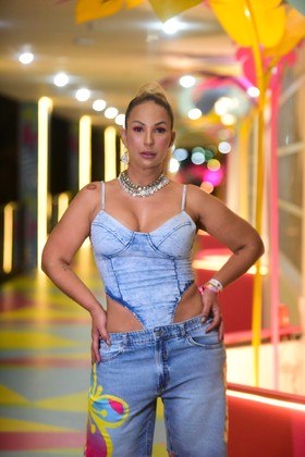Valesca popozuda apostou em um body recortado e uma calça jeans de cintura baixíssima