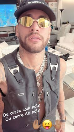 Quem também ostentou com colares de prata e óculos espelhados foi Neymar. Ele estava com colete, calça e boné pretoVeja também: Eder Militão curte aniversário de Gabriel Medina em meio à briga de ex-namoradas