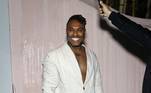 Fred Nicácio usou um look todo branco. Ele entregou estilo e irreverência ao unir peças que não costumam ser combinadas: blazer, shorts e tênis branco