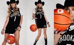 Para comandar a primeira Prova do Fazendeiro, a loira escolheu look à altura da competição! Galisteu combinou a camisa do clube de basquete Brooklyn Nets com chapéu e bota preta. A atividade trouxe de volta o clássico Betano, e como a loira nunca dá ponto sem nó, aproveitou a ocasião para entrar no clima esportivo. Ficou impecável!
