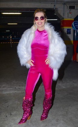 Luiza Possi estava com um dos looks mais extravagantes da noite. Toda trabalhada na tendência Barbiecore, a cantora escolheu um macacão rosa coladíssimo, botas brilhantes e óculos cor-de-rosa para assistir ao show. Para arrematar o look, um casaco branco de plumas
