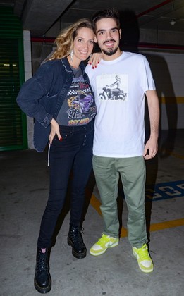 João Guilherme Silva e Schynaider Moura apostaram em looks casuais. Ela escolheu uma combinação com peças jeans e camiseta, além de coturno. Já o destaque do visual de João foi o tênis com detalhes fluorescentes