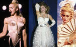 Madonna completou 65 anos nesta quarta-feira (16) e, para celebrar, o R7 separou alguns dos looks mais icônicos usados pela 'rainha do pop' ao longo dos 40 anos de carreira. A cantora virou símbolo não só musical, mas cultural de várias gerações e os impactos do pioneirismo da loira podem ser observados até os dias atuais. Do sutiã pontudo ao vestido de noiva, confira os melhores looks abaixo: