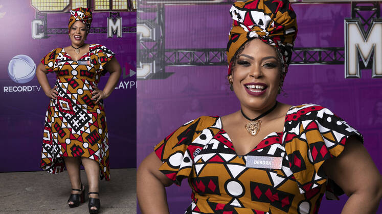 Representatividade? Temos! Em uma pegada afro, Débora Pinheiro combinou a estampa do vestido midi com o turbante. A choker com pingente de leopardo e pedras também chamou atenção