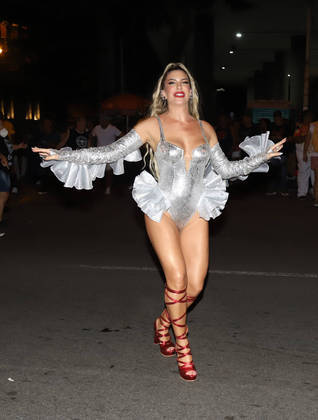 A dançarina Lore Improta mostrou seu samba no pé com um look prateado no ensaio de rua da Viradouro