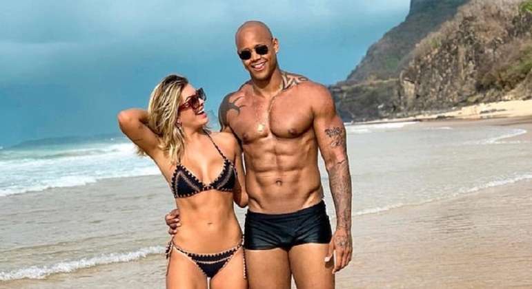 Lorena Improta e L&eacute;o Santana na foto da disc&oacute;rdia