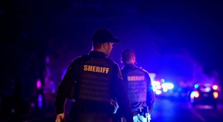 Polícia de Los Angeles no local do crime já na madrugada desta quinta-feira (24)