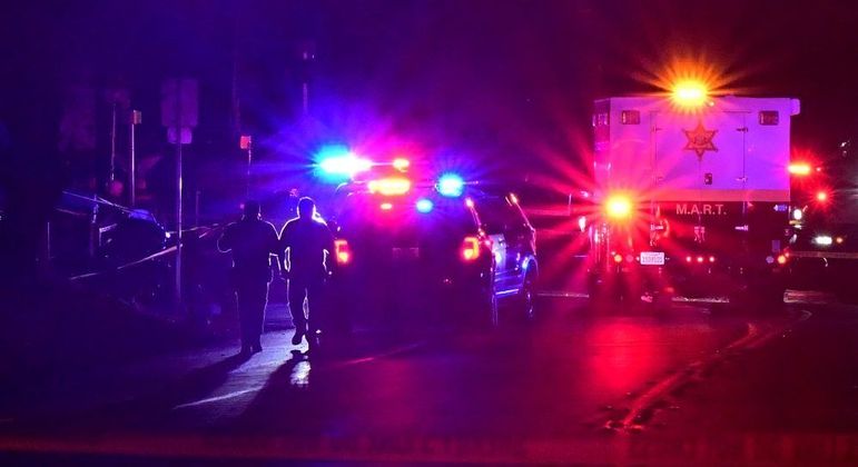 Carros da polícia em frente ao bar onde aconteceram os disparos em Los Angeles