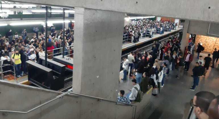 Plataforma de embarque na estação Barra Funda ficou lotada após falha com trem na linha 3 